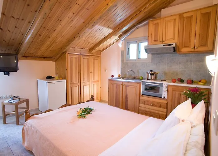 Pansion Filoxenia & 4* Tsoukaladhes